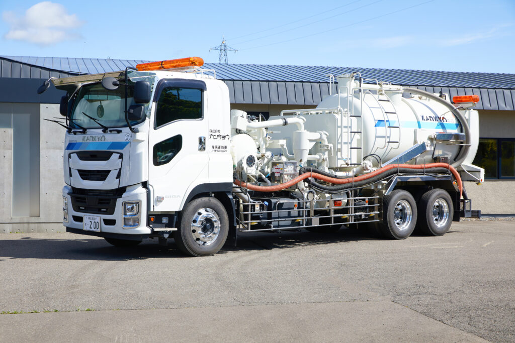 吸引車（NO.200） 風量　20㎥／min 最大積載量　8,100㎏（タンク：7,100㎏　水タンク：1,000㎏） 高圧洗浄装置付　14 MPa　134 L／min