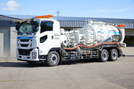 吸引車（NO.200） 風量　20㎥／min 最大積載量　8,100㎏（タンク：7,100㎏　水タンク：1,000㎏） 高圧洗浄装置付　14 MPa　134 L／min