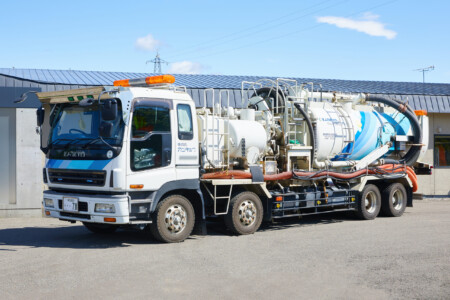 強力吸引車　（NO.78） 風量　43㎥／min 最大積載量　10,300㎏（タンク：9,300㎏　水タンク：1,000㎏） 高圧洗浄装置付　14 MPa　134 L／min