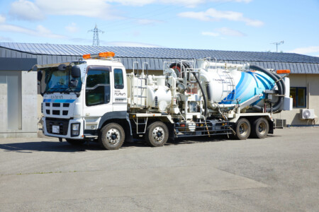 強力吸引車　（NO.79） 風量　43㎥／min 最大積載量　10,300㎏（タンク：9,300㎏　水タンク：1,000㎏） 高圧洗浄装置付　14 MPa　134 L／min