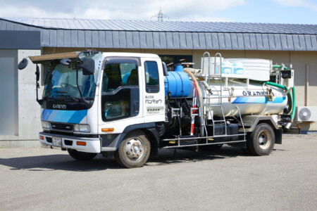 バキューム車　（NO.3168） 最大積載量　3,500㎏（タンク：2,000㎏　水タンク：1,500㎏） 高圧洗浄装置付