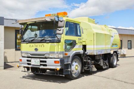 路面清掃車 最大積載量　3,450㎏ 真空式　両ブラシ式